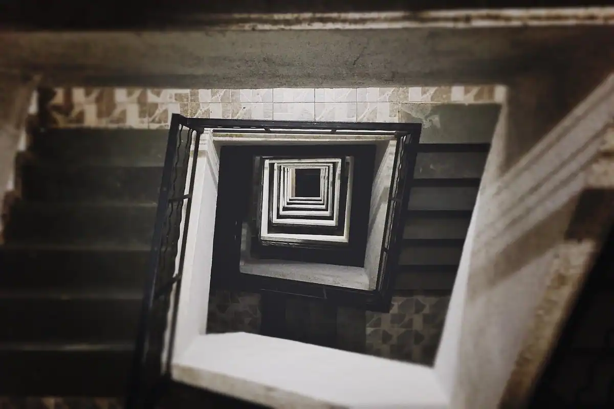 Casa scării unui bloc văzută de sus, cu trepte în spirală
