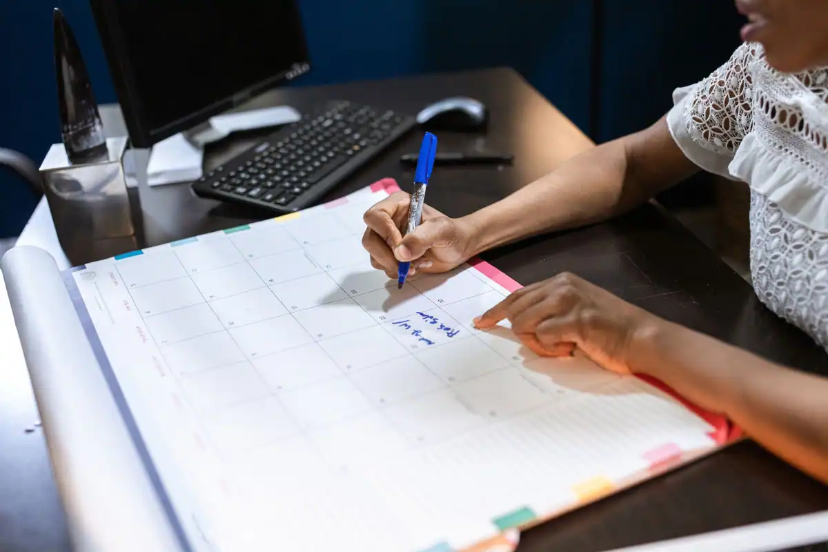 Persoană care notează un termen important într-un calendar de birou